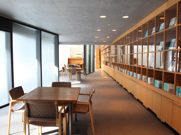 1階図書・喫茶コーナー